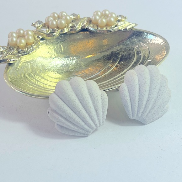 Vintage Seashell shaped Earrings Mermaid Core Summer Coastal Nautical - Picture 1 of 3